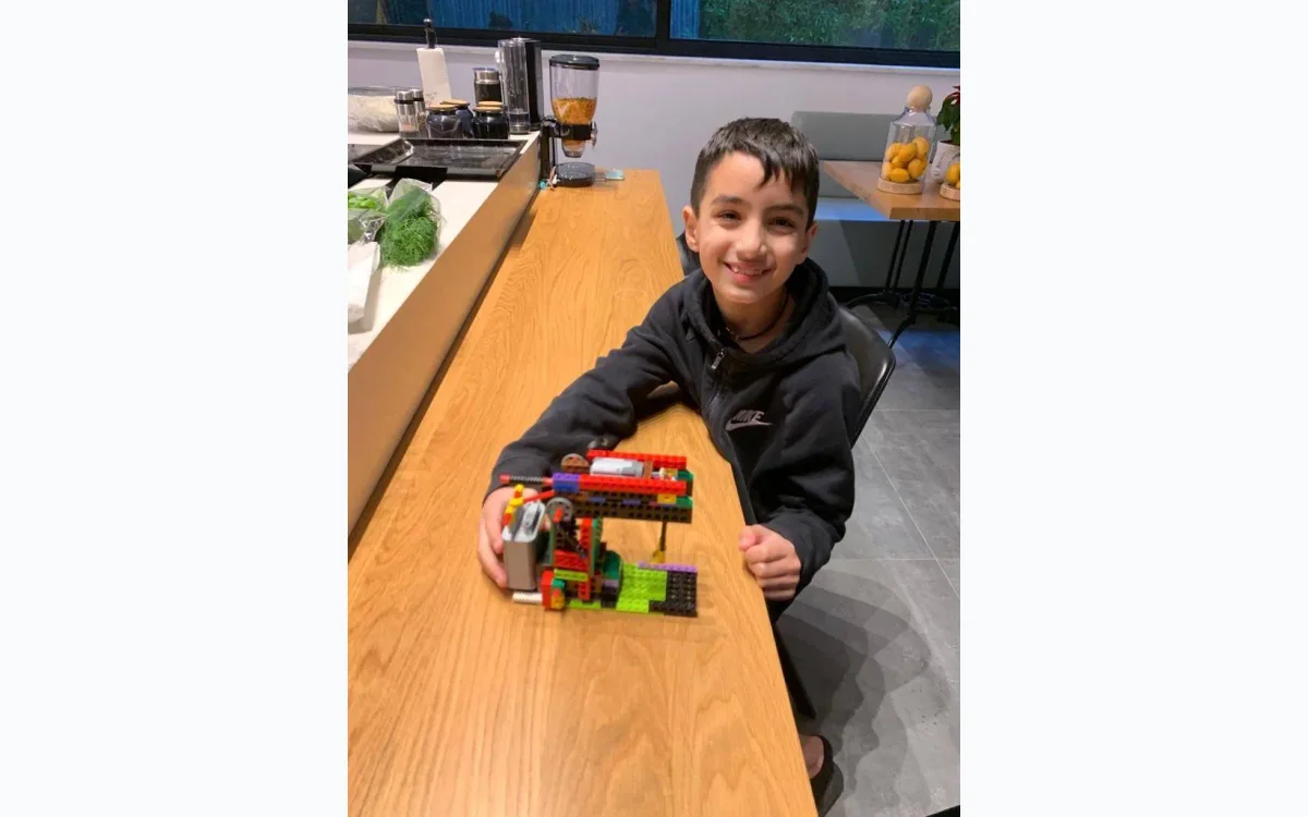 Child using an ibrick lesson and construction kit
