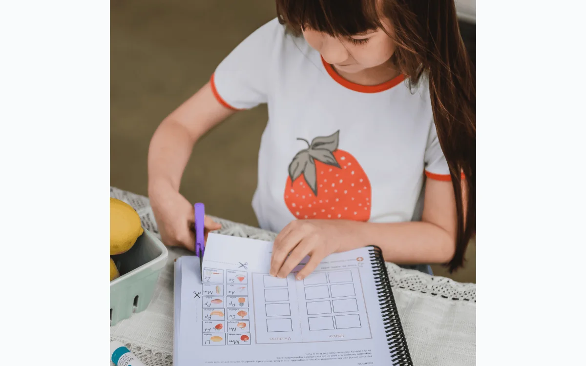 Llamitas Spanish hands-on classifying activity