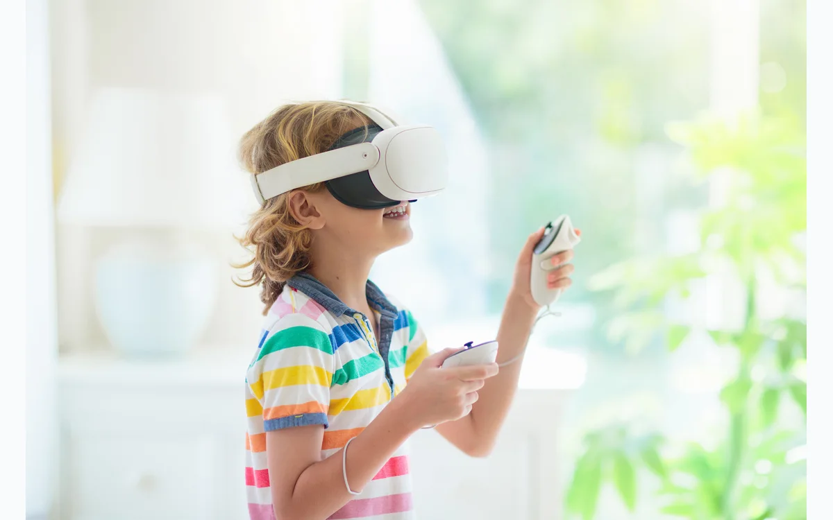 Home learner taking an Optima virtual-reality field trip