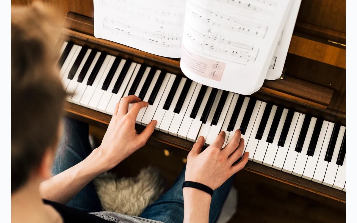 Paper Plane Learning online piano lesson
